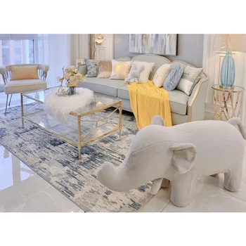 Изготовление мебели на заказ для небольших гостиных в постмодернистских виллах с комбинированным диваном из золотого дерева на трех персон